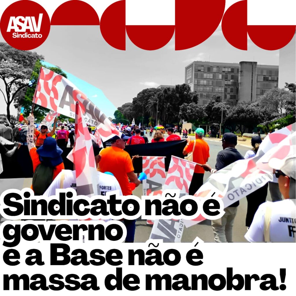 Foto de manifestando seguindo, de costas para nós, por uma avenida cercada por árvores, a maioria deles carregando uma faixa com o nome da Asav.