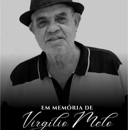 Foto em preto e branco de Virgílio: homem idoso de cabelos grisalhos, pele clara, olhos castanhos, sobrancelhas grossas e nariz largo. Ele usa chapéu preto e camisa de gola polo preta. Ele dá um leve sorriso enquanto olha para nós. Texto na parte de baixo da imagem: "Em memória de Virgílio Melo".