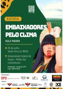 Sobre fundo verde, foto de Célia Xakriabá na lateral direita da imagem. Ela é uma mulher de meia-idade indígena, cabelos pretos longos e lisos com franja cortada na altura dos olhos, pintura vermelha no queixo e nos olhos; ela usa cocar bege e pulseira de miçangas no pulso direito, que ela levanta fechado acima da cabeça. À esquerda da imagem, informações sobre data, local e horário da aula magna ministrada por ela. 