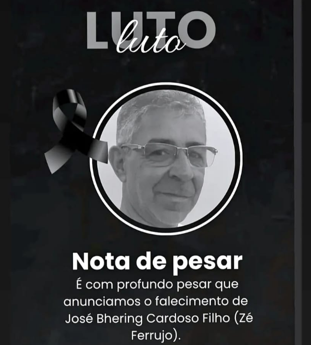 Sobre fundo preto, foto de José Bhering: homem idoso, branco, calvo, magro e usando óculos.