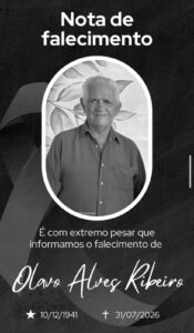 Sobre fundo preto, foto em preto e branco de Olavo em frente a uma parede com desenho de folhagens. Olavo era um homem idoso, branco, magro, cabelos grisalhos, olhos castanhos oblíquos, lábios finos. Ele usa camisa social escura e sorri. Texto da imagem: Nota de falecimento. Foto. É com extremo pesar que informamos o falecimento de Olavo Alves Ribeiro, nascido em 10/12/1941 e falecido em 31/07/2026. 