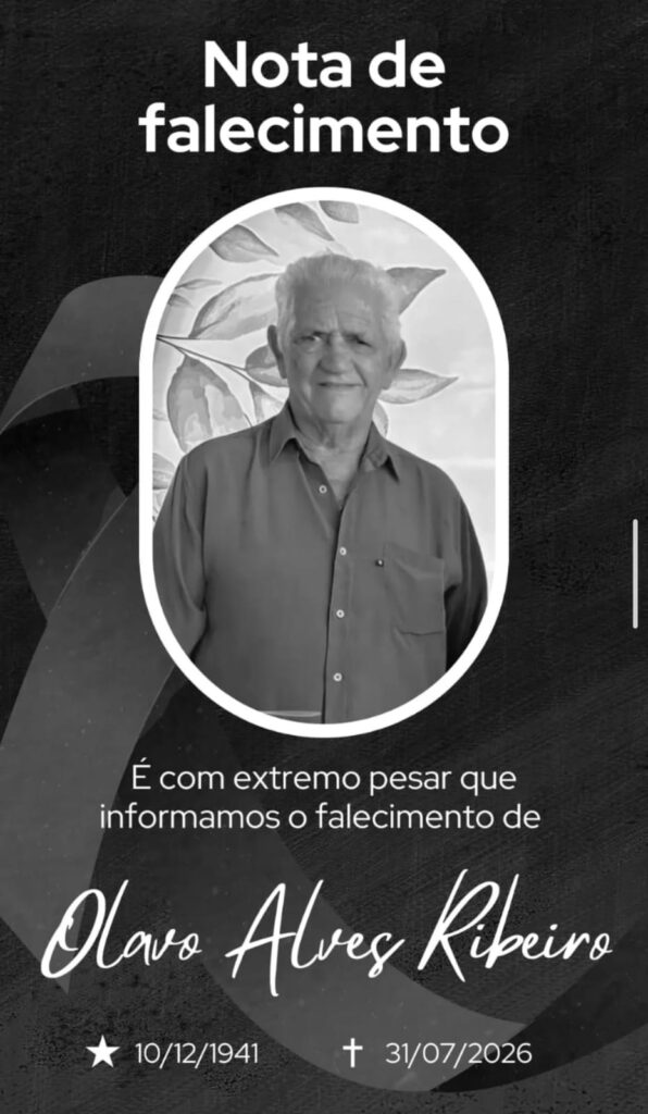 Sobre fundo preto, foto em preto e branco de Olavo em frente a uma parede com desenho de folhagens. Olavo era um homem idoso, branco, magro, cabelos grisalhos, olhos castanhos oblíquos, lábios finos. Ele usa camisa social escura e sorri. Texto da imagem: Nota de falecimento. Foto. É com extremo pesar que informamos o falecimento de Olavo Alves Ribeiro, nascido em 10/12/1941 e falecido em 31/07/2026. 