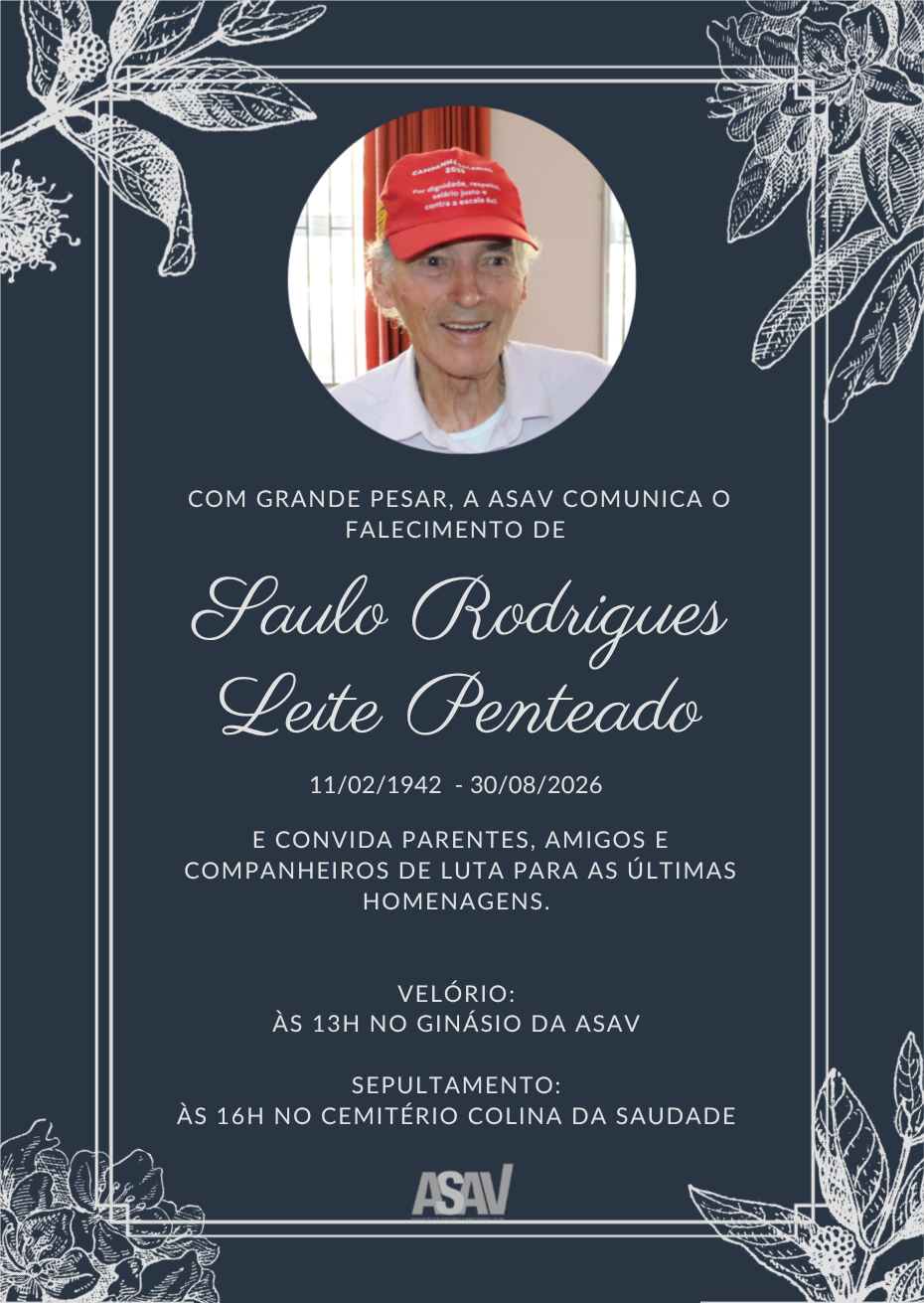 Santinho de falecimento, vertical, com fundo cinza escuro e desenhos em branco de flores e folhagens nos cantos. Ao centro, foto colorida de Saulo: homem idoso, branco, alto e magro, cabelos brancos e boné vermelho. Ele sorri e olha para a direita. Texto: "Com grande pesar, a Asav comunica o falecimento de Saulo Rodrigues Leite Penteado (nascimento: 11/02/1942, falecimento em 30/08/2026, e convida parentes, amigos e companheiros de luta para as últimas homenagens. Velório: às 13h no ginásio da Asav; sepultamento às 16h no cemitério Colina da Saudade'. Logo da Asav.