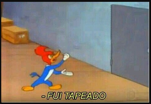 Personagem Pica-Pau com cara de bravo olhando para uma porta fechada. Ele bate o punho fechado na palma da mão aberta e diz: "Fui tapeado!".